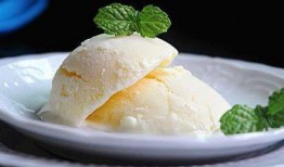 吃哈密瓜味的网红冰淇淋,网红哈密瓜味冰淇淋，一口咬下满口瓜香